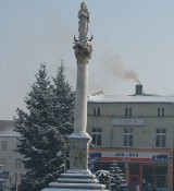 Arcybiskup Alfons Nossol ukoronuje Kolumnę Maryjną w Oleśnie