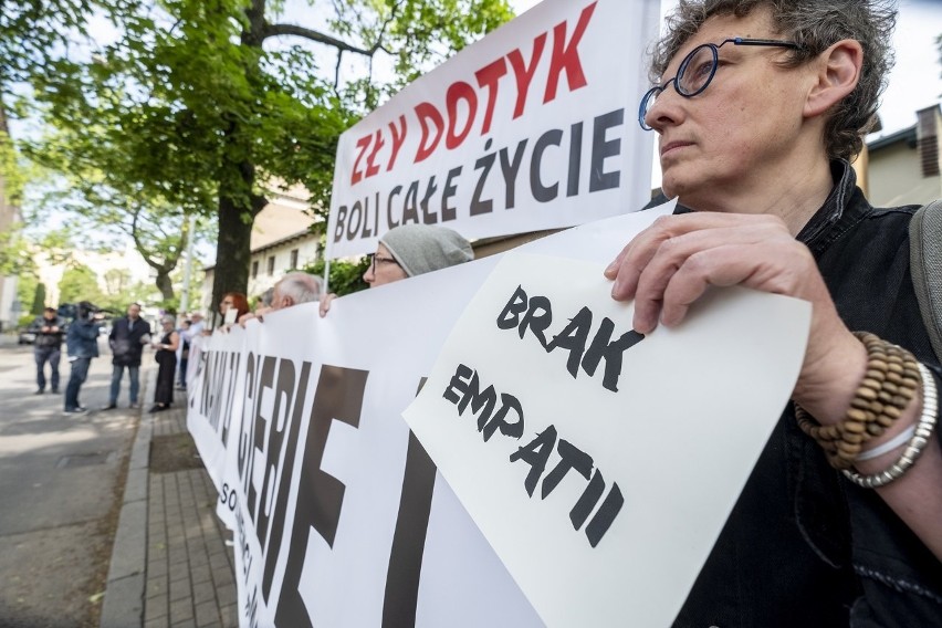 Protest absolwentów I LO w Poznaniu przed kościołem, w...