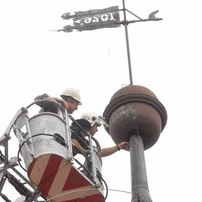 Tylko 25 metrów drabiny strażackiej wystarczyło, żeby panowie Kazimierz Myszczuk i Mariusz Bieława dotarli do zabytkowej kuli na szczycie wieży zboru