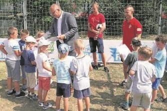 Cezary Przybylski z podopiecznymi Mobilnej Akademii Przedszkolaka w Jeleniej Górze