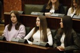 Młodzież z Czech, Polski, Słowacji, Rumunii i Węgier w sali Sejmu Śląskiego.