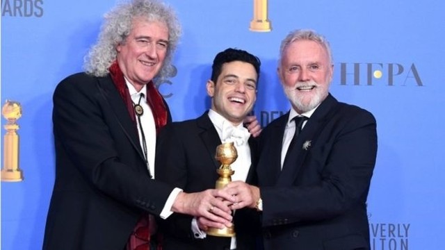 Rami Malek ,i muzycy grupy Queen podczas rozdania Złotych Globów.