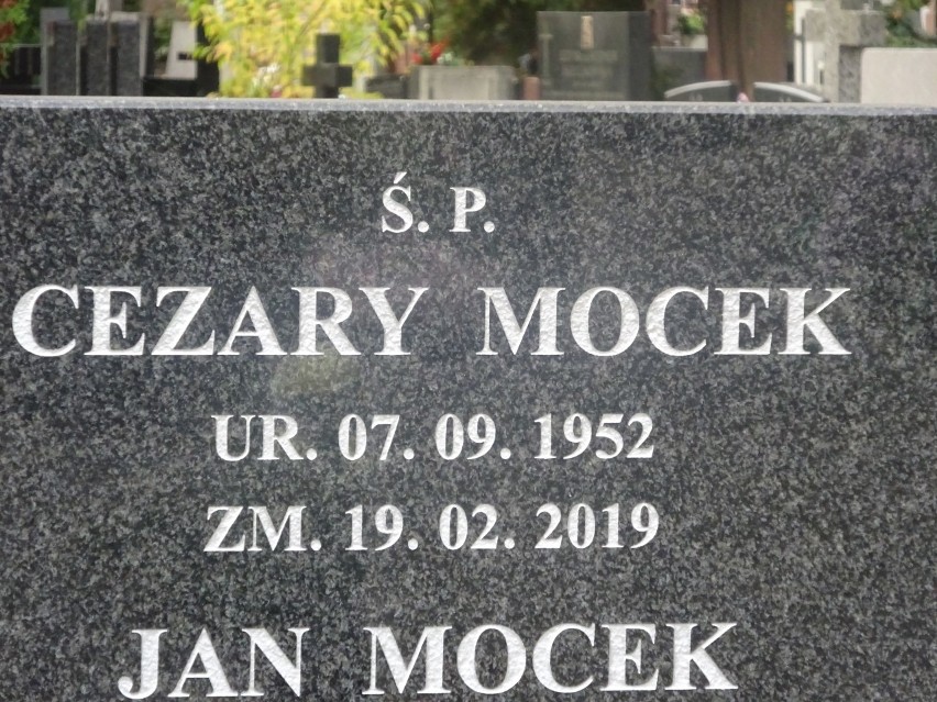 Nagrobek dla Cezarego Mocka bohatera Sanatorium miłości na łódzkim cmentarzu