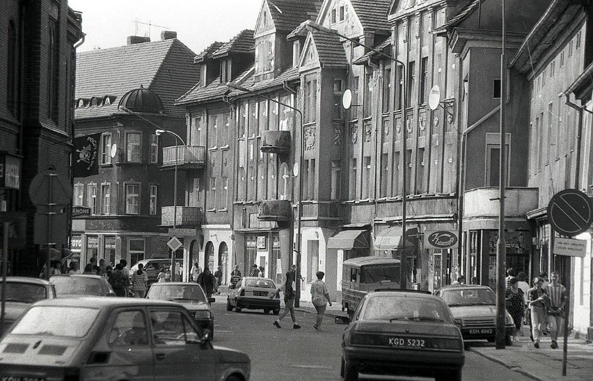 Zobacz, jak wyglądał Białogard w latach 90-tych. Bardzo się...