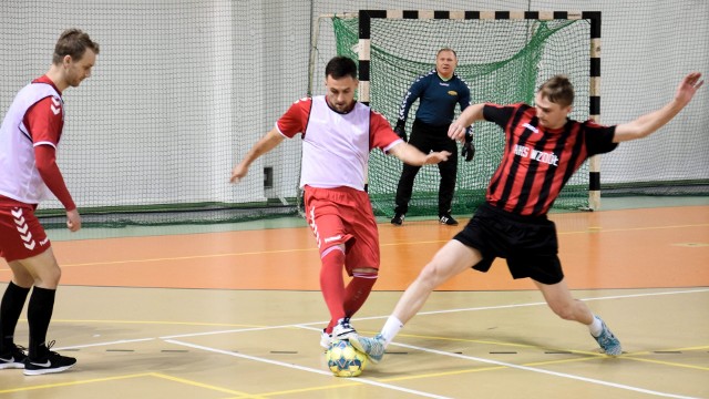 Rozegrane zostały mecze szóstej kolejki Kieleckiej Ligi Futsalu. Trudne spotkanie ma za sobą lider ISOVER MMW Szalunki. W meczu z PW Duet Delikatesy Centrum Radlin wygrał 1:0, ale dopiero po samobójczym trafieniu rywali.Wysokie zwycięstwo zanotował AZS Politechnika Świętokrzyska, który rozgromił MJM Hurt-Detal 6:3.- Myślę, że za bardzo poszliśmy na wymianę ciosów. Ale później wzięliśmy się w garść, strzeliliśmy dwa gole i odnieśliśmy zasłużone zwycięstwo. Dużo strzelamy, ale niestety też dużo tracimy bramek w porównaniu do poprzednich edycji. Najważniejsze są jednak te strzelone gole, bo one dają zwycięstwo - mówił Bartłomiej Majcherczyk, AZS Politechnika Świętokrzyska.Ze zdobycia trzech punktów mogą się także cieszyć akademicy z UJK Kielce. Wygrali z Instal-Luk 6:2, co dało im awans na pozycję wicelidera.- Rywale postawili postawili trudne warunki. Grają bardzo dobrze z tyłu, ale udało nam się strzelić trzy gole, które ustawiły mecz. Później dołożyliśmy kolejne trafienia. Z meczu na mecz chcemy grać coraz lepiej i przede wszystkim wygrywać - powiedział Karol Boszczyk, AZS UJK Kielce.Drugie ligowe zwycięstwo zanotowała ekipa Sport CK. Pokonała przedostatni w tabeli AKS Wzdół KrisMar 5:3.- Był to dla nas ciężki mecz, który znów zaczęliśmy bez zmian, bo na pierwszą połowę nie dojechali nam zawodnicy. Wygraliśmy 5:3, więc cieszymy się, że po serii remisów i porażek w końcu udało nam się zdobyć trzy punkty - zaznaczył Marcin Zychalski, Sport CK.Skromne, ale cenne zwycięstwo ze Spartą Strawczynek 1:0 wywalczył PŚK Fabet Konstrukcje. Zwycięską bramkę zdobył Paweł Anioł.- Rozegraliśmy świetne spotkanie. Już przed mecze każdy się mobilizował, aby osiągnąć korzystny wynik i to nam się udało - mówił Paweł Anioł, PŚK Fabet Konstrukcje.Wyniki szóstej kolejki Kieleckiej Ligi Futsalu:PŚK Fabet Konstrukcje - Sparta Strawczynek 1:0Bramka: Paweł Anioł.PŚK: M. Bieniek, G. Cedro, P. Pawłowski, T. Bębas, M. Dygas, P. Anioł, R. Kotwica, R. Zygmut.Sparta: P. Kasprzyk, W. Tkaczyk, T. Raczyński, A. Więckowski, M. Tkaczyk, M. Picheta.Najlepszy zawodnik meczu: Paweł Anioł (PŚK Fabet Konstrukcje).______________________________________________MJM Hurt-Detal - AZS Politechnika Św. 3:6Bramki: Wiktor Bartoszek 2, Wojciech Gajos - Bartłomiej Papros 4, Michał Łyczek, Tomasz Gaj.MJM Hurt-Detal: O. Tomasik, A. Kwiatek, F. Kaczmarski, W. Bartoszek, M. Czerwiński, P. Żak, W. Gajos, B. Pańtak.AZS: B. Majcherczyk, M. Łyczek, A. Krzemiński, T. Gaj, J. Jaśkiewicz, B. Papros, K. Bożęcki.Najlepszy zawodnik meczu: Bartłomiej Majcherczyk (AZS Politechnika Świętokrzyska).______________________________________________PW Duet Delikatesy Centrum Radlin - ISOVER MMW Szalunki 0:1Bramka: samobójczaDelikatesy Centrum: K. Kowalczyk, B. Sot, S. Satro, P. Bera, S. Sot, A. Kowalczyk, Ł. Boleń.ISOVER: S. Woźniak, B. Kuzincow, K. Lurzyński, M. Łukasiewicz, W. Surdyk, D. Surowiec, D. Detka, K. Dudzik.Najlepszy zawodnik meczu: Mateusz Łukasiewicz (ISOVER MMW Szalunki).______________________________________________Sport CK - AKS Wzdół KrisMar 5:3Bramki: Marcin Zychalski 2, Jan Kowalski, Bartosz Malinowski, Wojciech Niebudek - Dominik Chrzanowski 2, Mateusz Wikło.Sport CK: M. Trela, B. Malinowski, M. Zychalski, J. Bodzioch, J. Kowalski, J. Łapot, W. Niebudek, K. Wijas, F. Postawa.AKS Wzdół KrisMar: P. Chrzanowski, M. Wikło, P. Telka, P. Łapka, D. Chrzanowski, K. Głuszek, T. Brzeziński.Najlepszy zawodnik meczu: Marcin Zychalski (Sport CK).______________________________________________AZS UJK Kielce - Instal-Luk 6:2Bramki: Karol Boszczyk 2, Karol Gilewski 2, Damian Kozera, Karol Nieszporek - Dominik Chaba, Damian Piwowarczyk.AZS UJK: Ł. Misiara, Ł. Skalski, N. Wołczyk, P. Pietrzyk, K. Boszczyk, K. Nieszporek, K. Gilewski, D. Kozera.Instal-Luk: Ł. Piwowar, M. Piwowarczyk, D. Piwowarczyk, M. Dąbrowski, D. Chaba, K. Pedrycz, J. Wójcik.Najlepszy zawodnik meczu: Karol Boszczyk (AZS UJK Kielce).