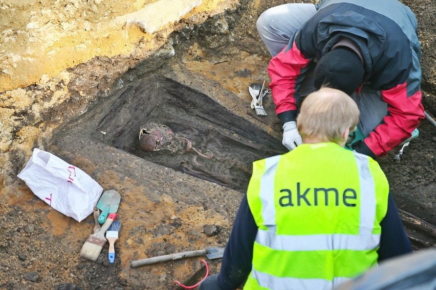Archeolodzy odkopują ludzkie szczątki na budowie linii tramwajowej [ZDJĘCIA]