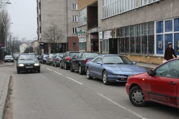 Kierowcy zostawiają samochody na jezdni, pomimo tego, że ulica Ciepła od ulicy Ogrodowej jest dwukierunkowa.