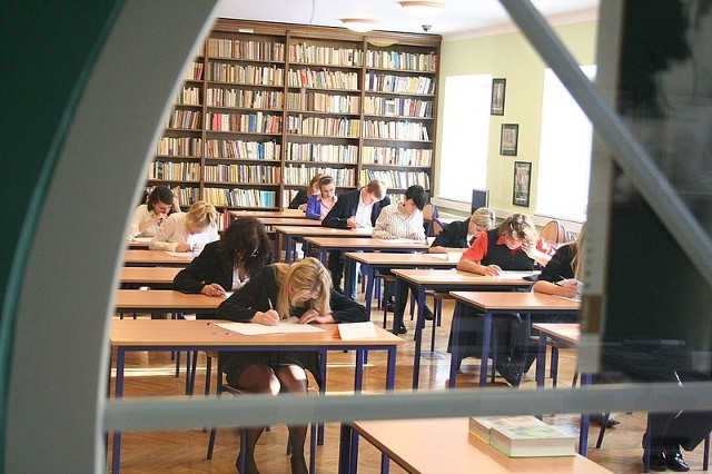 Matura w Zespole Szkół Katolickich im. ks. Jana Długosza we Włocławku - część maturzystów rozwiazywała test w bibliotece