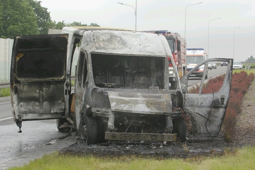 Wrocław: Bus spłonął na ul. Milenijnej. Kierowca zdążył uciec (ZDJĘCIA)