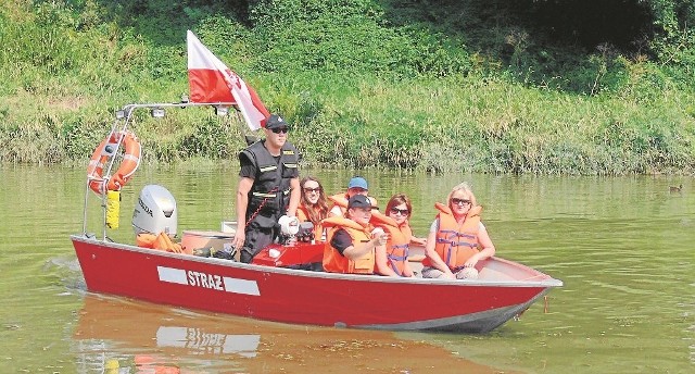 Jedna z dwóch łodzi wiozących mieszkańców gminy Baranów Sandomierski