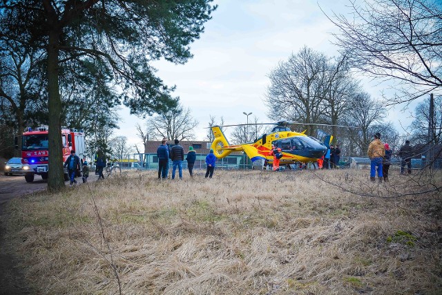 Uciekający przed policją 33-latek potknął się i doznał poważnego złamania nogi.