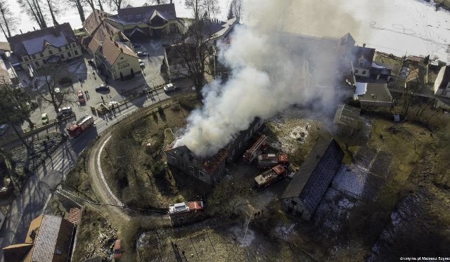 W wyniku piątkowego pożaru ogień strawił znaczną część kamienicy. Teraz mieszkańcy Łagowa chcą pomóc rodzinom posiadającym tam mieszkania. Do pomocy może przyłączyć się każdy