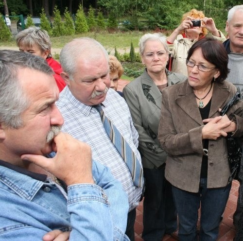 Mieszkańcy Wisełki i ich radny Zbigniew Hanasz (drugi od lewej) wierzą, że sprawa drogi w końcu się rozwiąże.