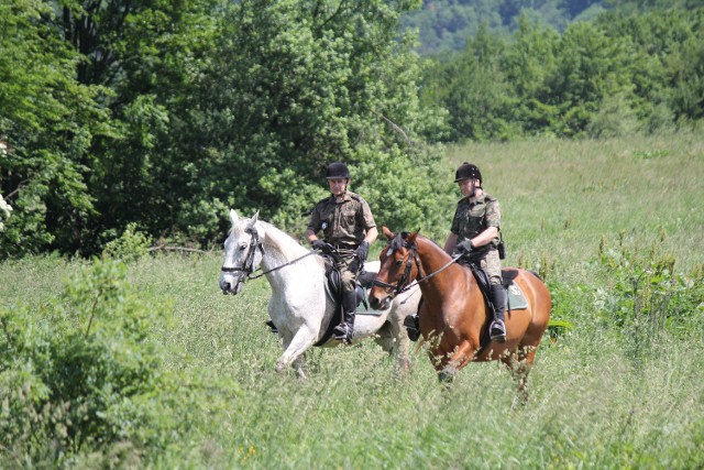 Sielankowy obrazek z zielonej granicy polsko - ukraińskiej. Konny patrol Straży Granicznej. A teraz wyobraźmy sobie, że w tym samym miejscu jest noc, metr śniegu, 30 stopni mrozi, śnieżna zamieć. Służba nie wybiera.