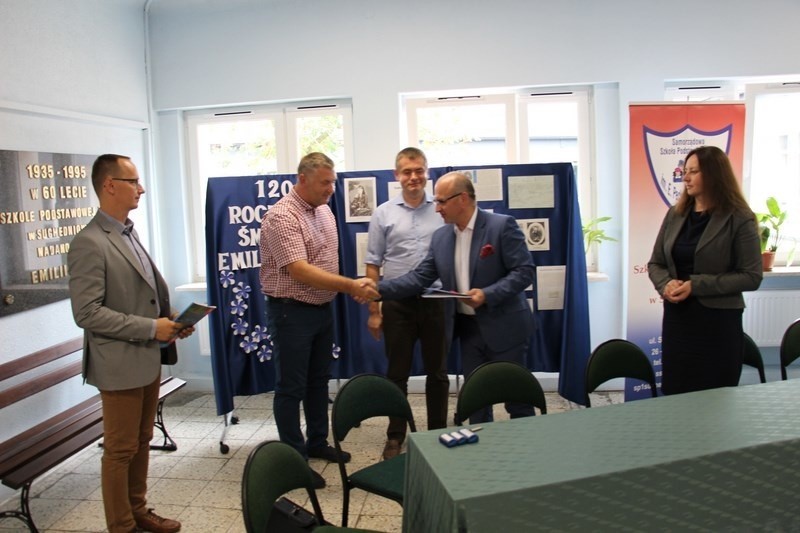 Burmistrz Cezary Błach podpisał umowę z wykonawcą inwestycji