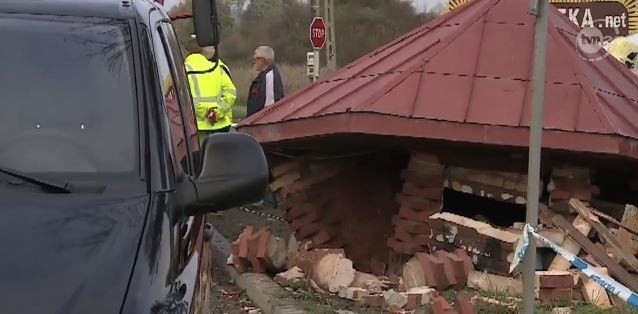 Tragiczny wypadek w Miłosnej koło Lubina. Samochód uderzył w przystanek [WIDEO]