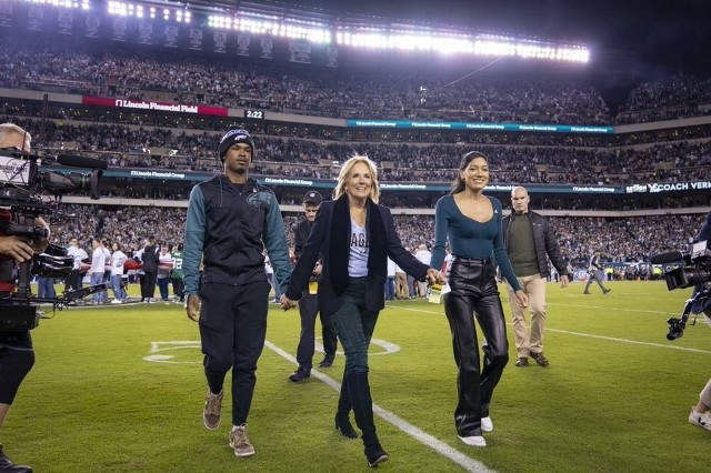 Pierwsza Dama USA, Jill Biden nie została entuzjastycznie przyjęta przez kibiców Philadelphia Eagles, mimo że popularyzowała na stadionei szczytny cel leczenia onkologicznego