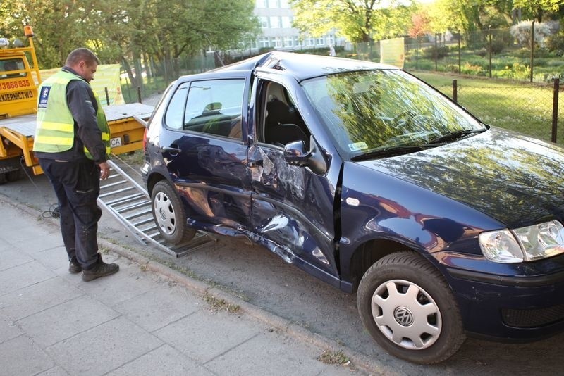 Do groLnie wyglądającego zderzenia dwóch samochodów doszlo...