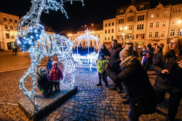 Dla tych, którzy chociaż na chwilę odeszli od świątecznego stołu, czekają atrakcje m.in. na Starym Rynku w Bydgoszczy. Można zajrzeć np. do szopki. Znajduje się w niej 13 figur. To przede wszystkim Święta Rodzina, aniołowie i Trzej Królowie. Postacie zostały wykonane przez młodzież z Zespołu Szkół Plastycznych. Nie tylko żłóbek stanowi atrakcję. Nawet karetą od święta można było się przejechać. Humory dopisują, tylko wiatr przeszkadza.