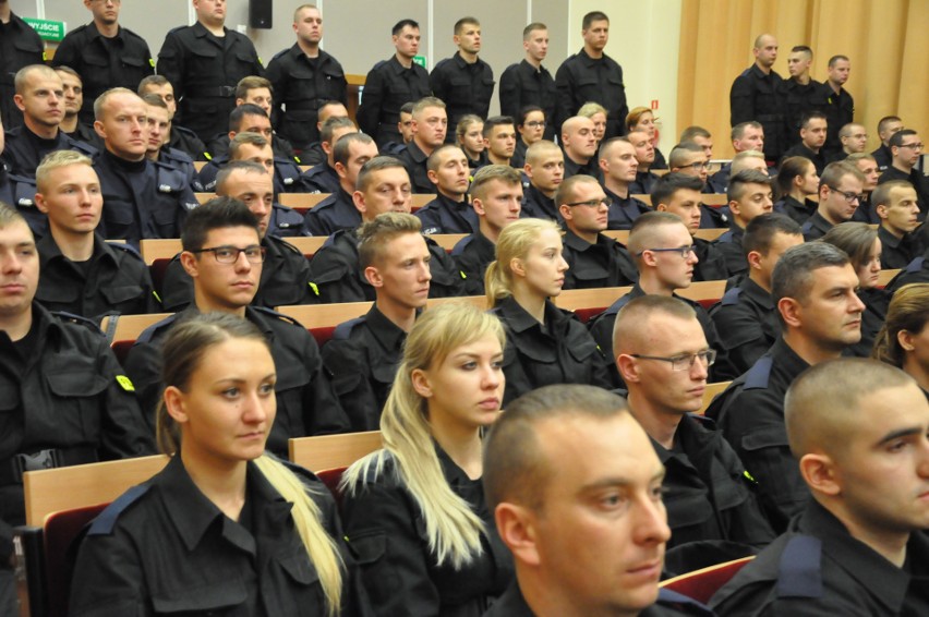 Młodzi policjanci rozpoczęli naukę w Szkole Policji.