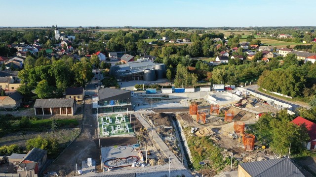 Prace przy Parku Akademia Bajki w Pacanowie idą w szybkim tempie. Prawdopodobnie zakończą się pod koniec tego roku. Powstały już praktycznie wszystkie budynki, grota solna, skate park. Tak zwany "Małpi Gaj" nabiera kształtów. Trwają teraz prace ziemne i wykończeniowe na całym terenie Parku. Na zdjęciach prezentujemy jak inwestycja prezentuje się z lotu ptaka na obecnym etapie prac. Zobacz więcej na kolejnych slajdach.