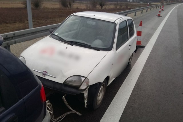 Surowe konsekwencje ponieśli dziadek i wnuk, którzy drogą ekspresową S3, w sposób nieprzepisowy holowali pojazdem Daewoo Matiz niesprawnego Fiata Seicento. Fot. Policja.pl