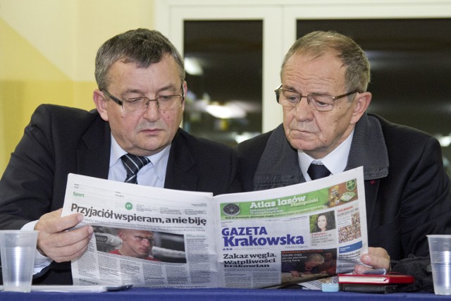 Andrzej Adamczyk (PiS) i Jerzy Fedorowicz czytają o śmiertelnych wypadkach na zakopiance