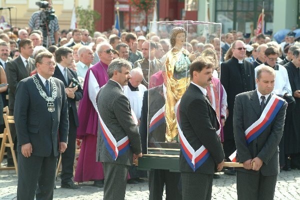W trakcie mszy świętej prezydent Roman  Jasiakiewicz przekazał Farze odrestaurowaną  drewnianą figurę świętego Jana Ewangelisty.