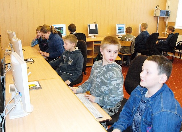 Zajęcia w centrum komputerowym w Krzywosądzy