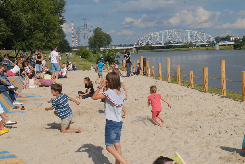 Kraków. Miejska plaża otwarta [ZDJĘCIA]