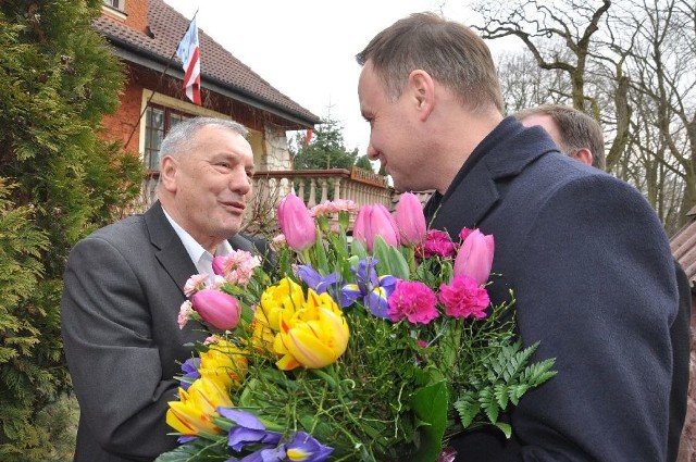 Andrzej Duda odwiedził jedną z sandomierskich rodzin. Przed domem witał go gospodarz Andrzej Lebida.