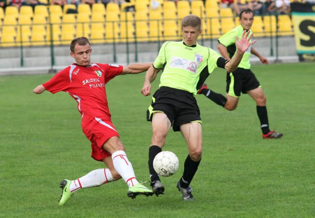 Przemysław Stąporski (w czerwonej koszulce) zdobył dla Siarki zwycięskiego gola w meczu z Wisłą Puławy.