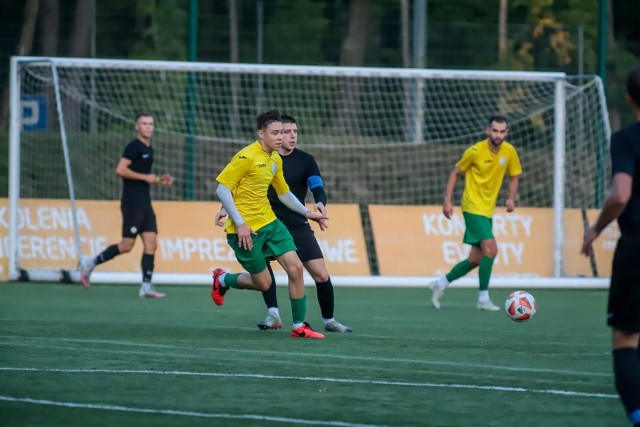 Piłkarze Dębu Dąbrowa Białostocka (żółte koszulki) zaatakują ligowe podium w meczu z rezerwami Wigier