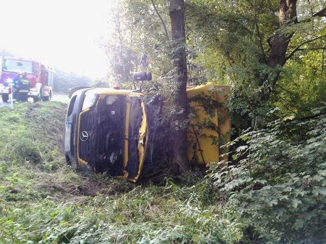 Na drodze wojewódzkiej nr 134 koło Ośna Lubuskiego bus wypadł z drogi.