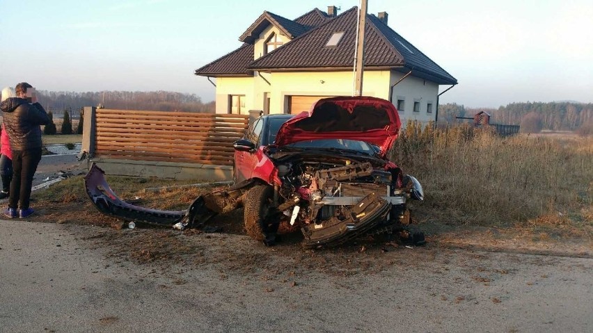 Uwaga, kierowcy! Śliska pułapka w Sukowie. Na oblodzonej drodze często dochodzi do wypadków 