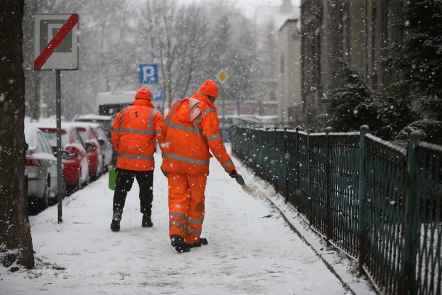 Atak zimy w Katowicach na zdjęciach. Od rana mocno sypał śnieg. Zobacz zdjęcia >>>