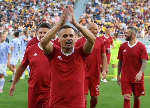 Sławomir Peszko zakończył karierę, ale w piłkę nadal gra - tutaj w meczu charytatywnym, jest też zawodnikiem drużyny oldbojów Wisły Kraków