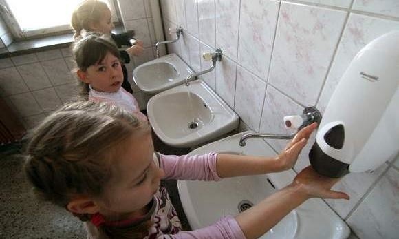 Dzieci ze Szkoły Podstawowej nr 2 w Bydgoszczy często myją ręce