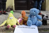 Protest pod kurią w Toruniu przeciwko pedofilii w Kościele