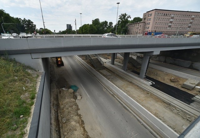 Choć dolna nitka al. Mickiewicza nie została jeszcze odebrana, tymczasowo kierowcy będą mogli z niej korzystać.