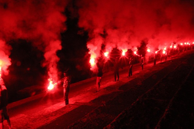Kibice Włocłavii włączyli się w jubileusz swojego klubu. Wieczorem za bulwarach nad Wisłą zapalili jednocześnie 70 rac.