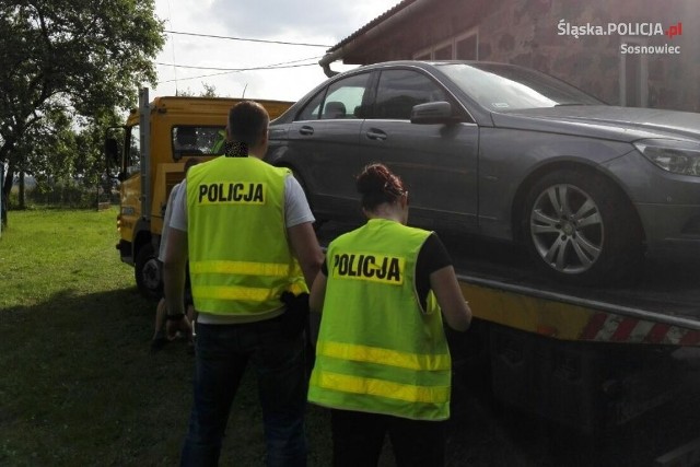 Policjanci rozbili grupę przestępczą, zajmującą się wyłudzeniami ubezpieczeń luksusowych samochodów.