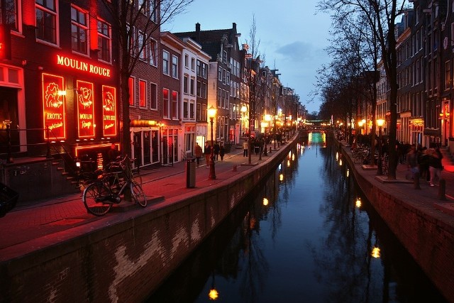 Ulica czerwonych latarni w stolicy Holandii - Amsterdamie