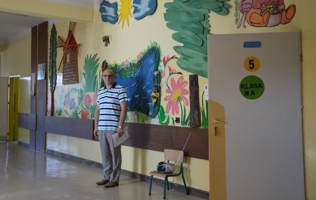Korytarz i 4 sale - tyle będzie zajmowało nowe przedszkole, które ruszy od 1 września w budynku Szkoły Podstawowej numer 2 w Pińczowie. Na zdjęciu dyrektor Mirosław Madej.