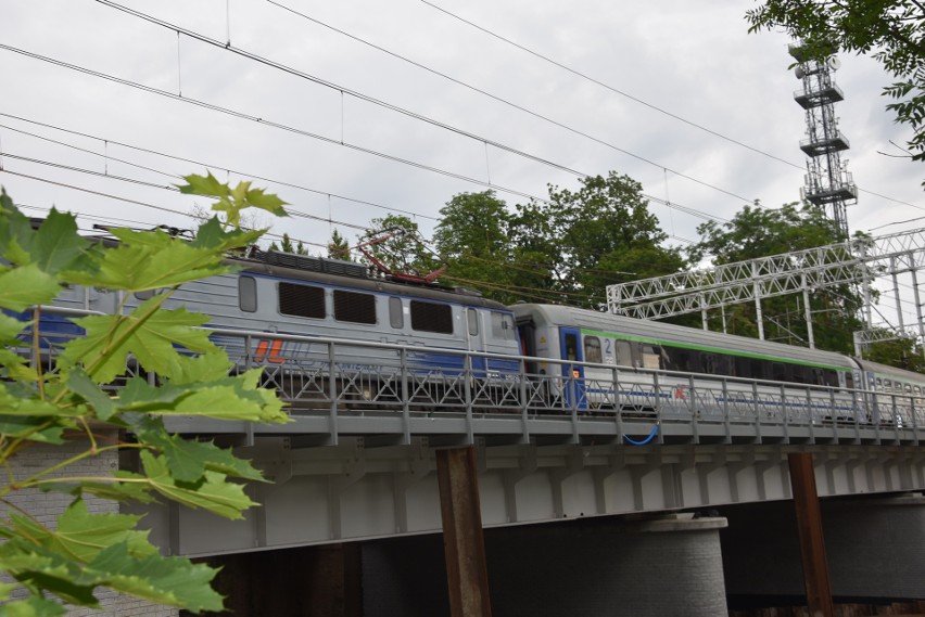 Pociągi jeżdżą też już po nowym moście nad Młynówką w Opolu.
