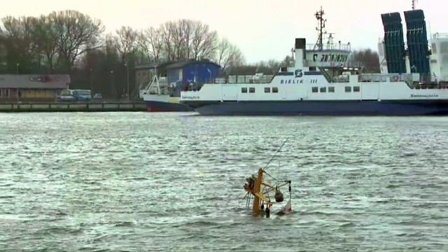 W porcie w Świnoujściu zatonął holownik. Załoga była pijana