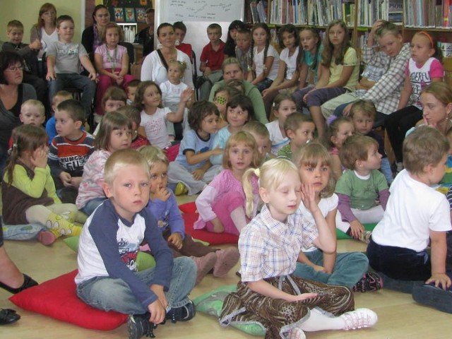 Przedstawienie w wykonaniu starszych koleżanek i kolegów obejrzały maluchy z przedszkola &#8222;Maja&#8221;