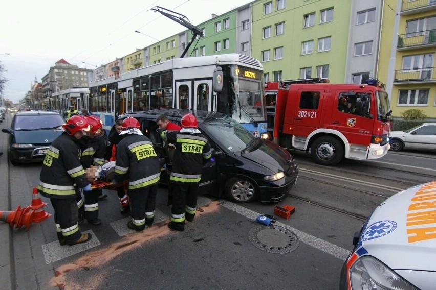 Wrocław, wypadek na Sienkiewicza. Samochód wjechał pod...