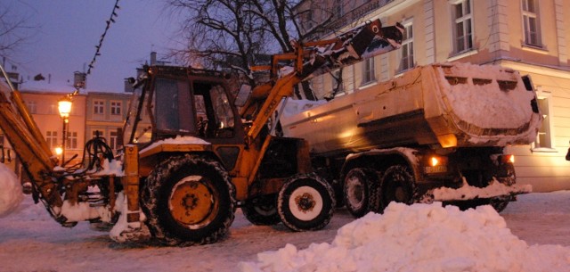 Wczoraj po południu pracownicy firmy Marpol ładowali śnieg z ul. Żeromskiego na wywrotki. Kłopotliwy "towar&#8221;  zniknie z miasta.