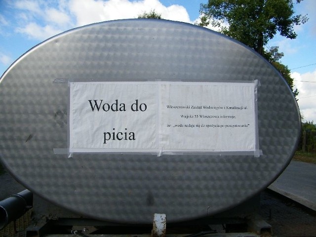 Pod blokami w Moskorzewie stanęła cysterna z wodą do picia.